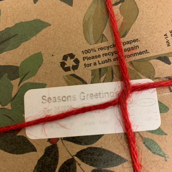 NIB Lush Seasons Greetings box - Picture 3 of 3